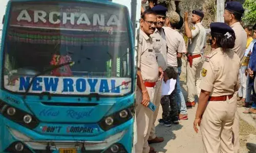 कोलकाता वाली बस में 216 खुशी देख पुलिस हुई हैरान, छत पर जाकर देखा तो साहब को बुलाना पड़ा कोलकाता वाली बस में 216 खुशी देख पुलिस हुई हैरान, छत पर जाकर देखा तो साहब को बुलाना पड़ा