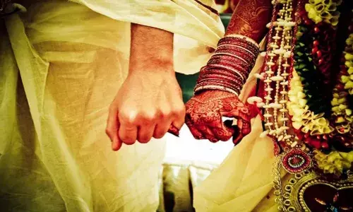 प्रेमिका रंगीला संग मेले में झूला झूल रहा था प्रेमी, ग्रामीणों ने रंगे हाथ पकड़ा और करा दी शादी प्रेमिका रंगीला संग मेले में झूला झूल रहा था प्रेमी, ग्रामीणों ने रंगे हाथ पकड़ा और करा दी शादी