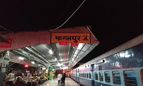 ट्रेन में तीन महिलाएं और सीट के नीच वो, एक औरत झांकी तो स्टेशन पर खुल गया 50 का पोल ट्रेन में तीन महिलाएं और सीट के नीच वो, एक औरत झांकी तो स्टेशन पर खुल गया 50 का पोल