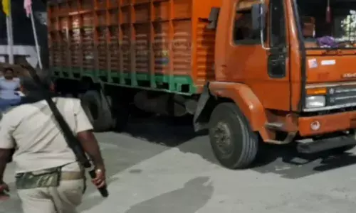 प्लांट के पीछे गुप्त तरीके से खड़ा था ट्रक, चुपके-चुपके पहुंची पुलिस; ड्राइवर का हाल देख उड़े होश प्लांट के पीछे गुप्त तरीके से खड़ा था ट्रक, चुपके-चुपके पहुंची पुलिस; ड्राइवर का हाल देख उड़े होश