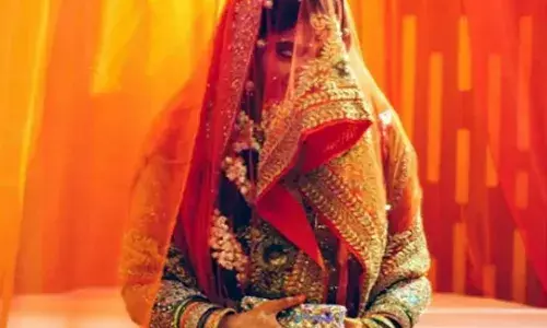 दूल्हे के हाथ से रसगुल्ला खाई दुल्हन, और प्रेमी के साथ चली गई; शादी के मंडप में गजब कांड दूल्हे के हाथ से रसगुल्ला खाई दुल्हन, और प्रेमी के साथ चली गई; शादी के मंडप में गजब कांड