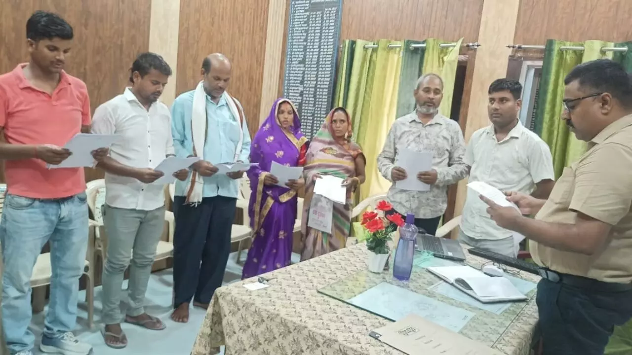 बिहार: बाप निर्विरोध निर्वाचित हुआ पंच, बेटे ने ली पद और गोपनीयता की शपथ