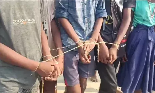 बाप रे बाप! दाल चोरी की ऐसी सजा, वीडियो वायरल होते ही एक्शन में आई बिहार पुलिस; जानें पूरा मामला बाप रे बाप! दाल चोरी की ऐसी सजा, वीडियो वायरल होते ही एक्शन में आई बिहार पुलिस; जानें पूरा मामला