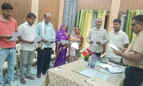 बिहार: बाप निर्विरोध निर्वाचित हुआ पंच, बेटे ने ली पद और गोपनीयता की शपथ बिहार: बाप निर्विरोध निर्वाचित हुआ पंच, बेटे ने ली पद और गोपनीयता की शपथ