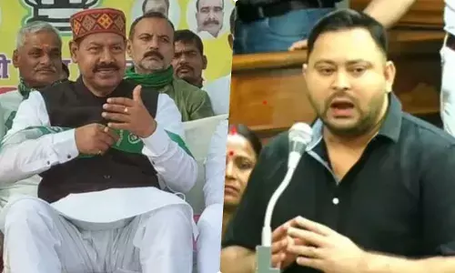 जूता से मारेंगे घींच के... तेजस्वी के MLA भाई वीरेंद्र ने दी धमकी, पंचायत सचिव ने बताई औकात जूता से मारेंगे घींच के... तेजस्वी के MLA भाई वीरेंद्र ने दी धमकी, पंचायत सचिव ने बताई औकात