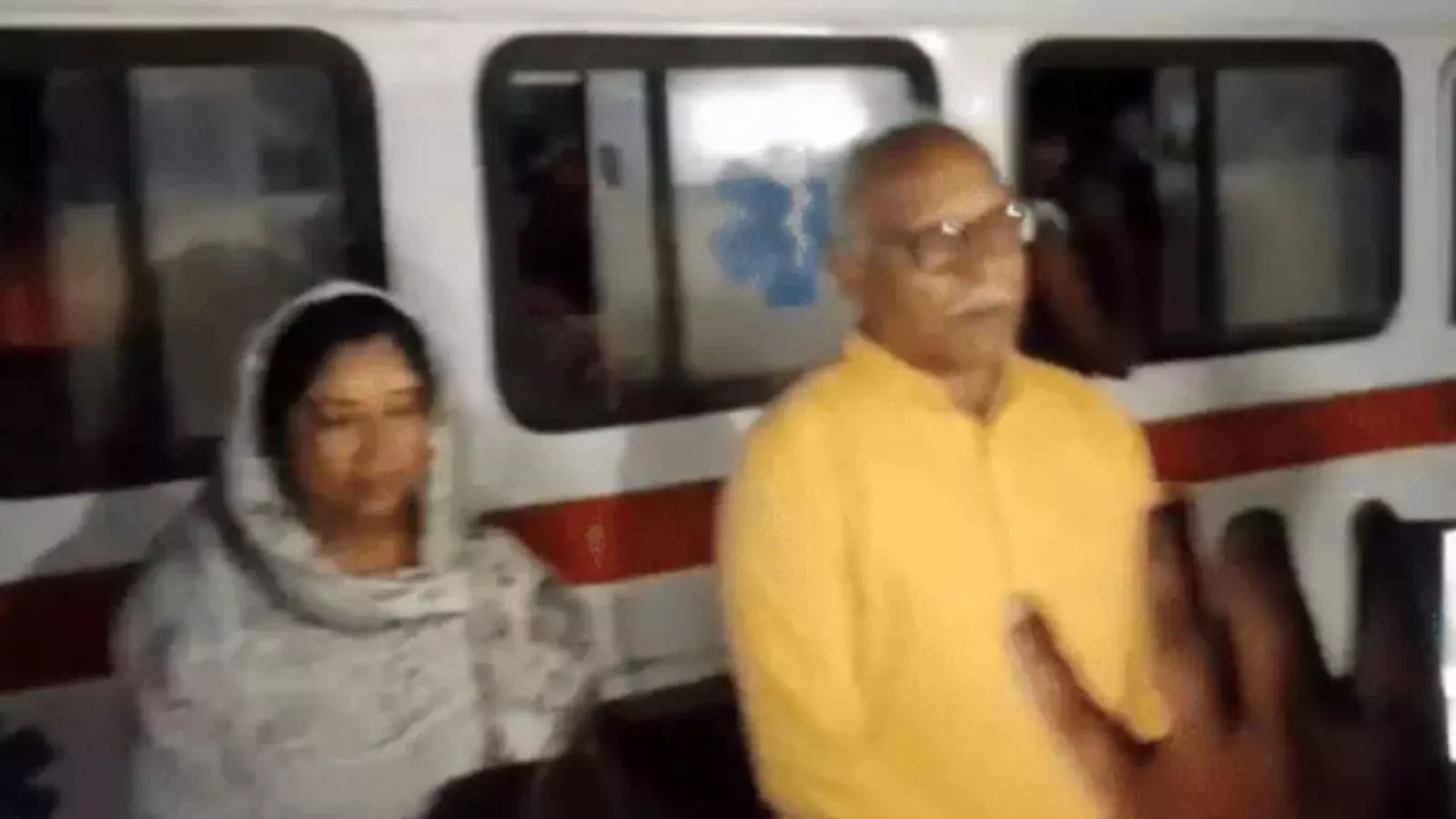 बागेश्वर धाम से महिलाओं को जबरन एंबुलेंस में भरकर कहां ले जाया जा रहा? पुलिस ने पकड़ा तो चौंक गए सभी बागेश्वर धाम से महिलाओं को जबरन एंबुलेंस में भरकर कहां ले जाया जा रहा? पुलिस ने पकड़ा तो चौंक गए सभी
