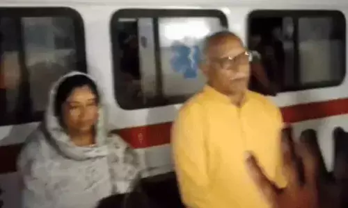 बागेश्वर धाम से महिलाओं को जबरन एंबुलेंस में भरकर कहां ले जाया जा रहा? पुलिस ने पकड़ा तो चौंक गए सभी बागेश्वर धाम से महिलाओं को जबरन एंबुलेंस में भरकर कहां ले जाया जा रहा? पुलिस ने पकड़ा तो चौंक गए सभी