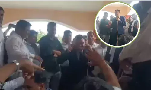 यूपी में IAS अफसर रिंकू सिंह राही को कान पकड़कर लगानी पड़ी उठक बैठक, वकीलों ने दी है यह कठोर सजा यूपी में IAS अफसर रिंकू सिंह राही को कान पकड़कर लगानी पड़ी उठक बैठक, वकीलों ने दी है यह कठोर सजा